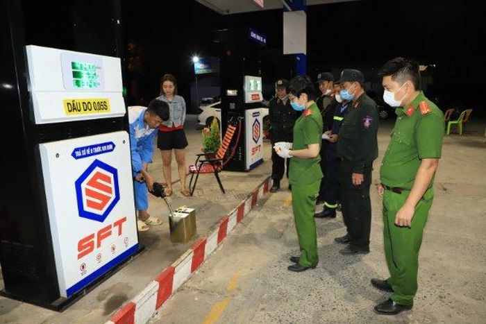 Công an kiểm tra cây xăng trong đường dây xăng giả, xăng kém chất lượng.