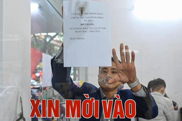  Đại diện cửa hàng này cho biết do nhu cầu mua pháo chơi Tết của người dân rất lớn nên trong ngày 10/2 cửa hàng nhập thêm một lô pháo nữa để phục vụ nhân dân. 