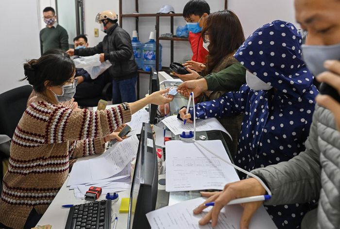  Người dân khi mua pháo phải xuất trình chứng minh thư nhân dân, điền thông tin của người mua, các sản phẩm chọn mua để lưu trữ thông tin. Trong ngày 9/2, bất chấp thời tiết mưa rét, vẫn có rất đông người dân Thủ đô đổ về cửa hàng trên phố Lạc Trung xếp hàng chờ mua pháo hoa. 