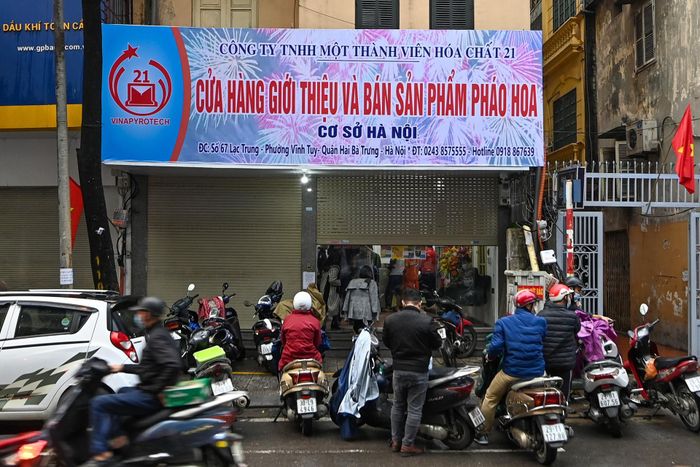  Khoảng 17h30 cùng ngày, cửa hàng này phải đóng cửa sớm do hết hàng để bán, tuy nhiên người dân vẫn đổ về rất đông hỏi mua pháo chơi Tết. 