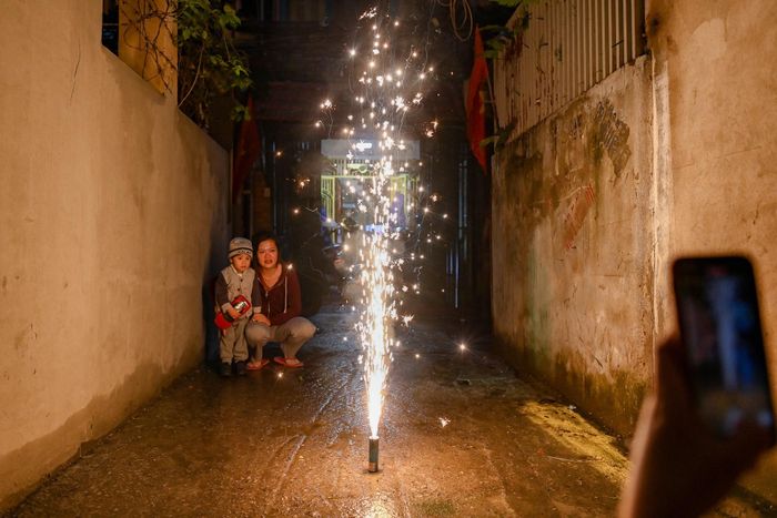 Đối với loại pháo hoa ống phun nước bạc, ngọn lửa có thể phụt cao trên 2 m và thời gian thắp sáng khoảng 30 giây. 