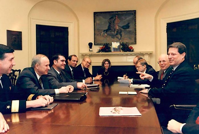  Tiến sĩ Zall, giữa, và Phó tổng thống Al Gore, bên phải, trong cuộc họp tại Nhà Trắng tháng 12/1995 cùng các quan chức tình báo và quốc phòng Mỹ và Nga. Ảnh: Linda Zall. 