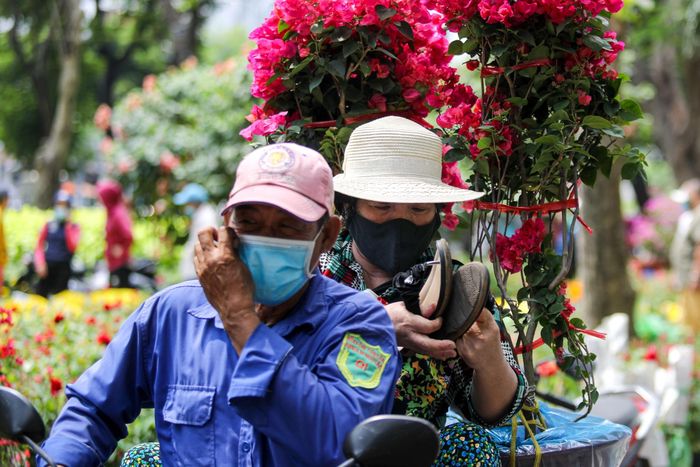  "Sáng giờ chỉ mới chạy được vỏn vẹn 3 cuốc xe, như mọi năm thì giờ này tôi chạy không kịp ăn uống gì hết", ông Hùng (tài xế xe ôm) cho biết. 