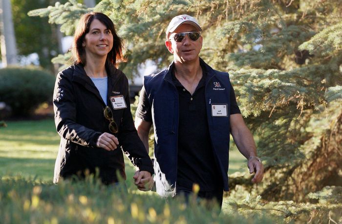 Sau thời gian dài thay đổi, Jeff Bezos tham dự Hội nghị Truyền thông và Công nghệ Allen & Co. và diện áo phông bó, quần jeans cùng sneakers, kính râm. Thân hình của ông dần có sự thay đổi khi nhìn săn chắc, khỏe mạnh hơn. Lúc này, ngoại hình của nhà sáng lập Amazon toát lên vẻ trẻ trung, năng động. Ảnh: SCMP.