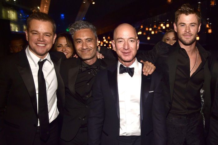 Sự ra đời của Amazon Studios khiến Bezos trở thành ông trùm giải trí. Điều này đồng nghĩa với việc ông sẽ thường xuyên xuất hiện trong các bữa tiệc, sự kiện của Hollywood. Tại Lễ kỷ niệm Quả cầu vàng của Amazon Studios ở Los Angeles (Mỹ) vào năm 2018, Bezos nhìn điển trai khi diện suit, thắt nơ bướm. Ảnh: SCMP.