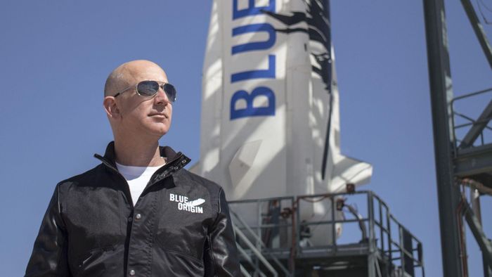 Năm 2015, Jeff Bezos theo đuổi hình tượng năng động. Kính râm của Rayban là phụ kiện đặc trưng thường xuyên xuất hiện bên ông. Ảnh: SCMP.