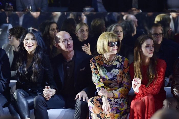 Tháng 2/2020, Jeff Bezos tham dự show diễn của Tom Ford. Ông ngồi hàng ghế đầu bên cạnh Anna Wintour. Có thể thấy gu thời trang của nhà sáng lập Amazon đã có những bước tiến ấn tượng. Hiện tại, hình ảnh của Jeff Bezos mang hơi hướm thanh lịch nhưng không kém phần năng động, lãng tử. Ảnh: SCMP.
