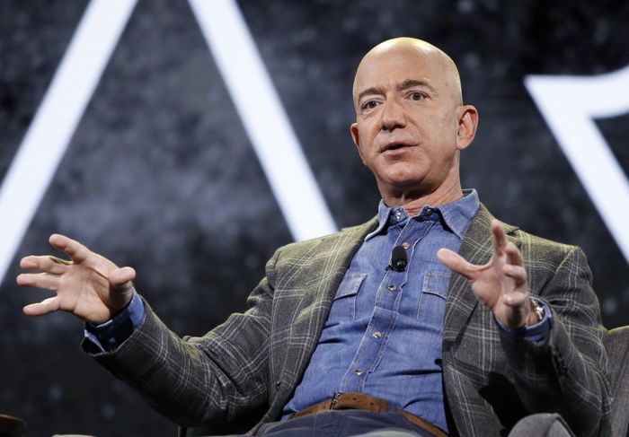 Bezos đặc biệt yêu thích các thiết kế có phom dáng thoải mái và đắt đỏ. Trang phục của nhà thiết kế người Italy - Brunello Cucinelli - được ông ưa chuộng. Mẫu áo khoác kẻ caro phối cùng sơ mi và thắt lưng da tượng trưng cho phong cách giản dị nhưng vẫn sang trọng mà nhà thiết kế định hướng cho Jeff Bezos. Ảnh: SCMP.