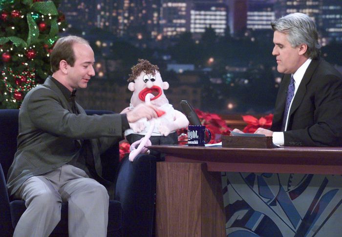 Tháng 12/1999, Jeff Bezos xuất hiện tại chương trình The Tonight Show và giới thiệu về mẫu đồ chơi được bán trên trang thương mại điện tử của mình. Ông diện blazer cùng quần dáng rộng. Cách phối đồ khiến vị tỷ phú nhìn gầy gò. Ảnh: SCMP.