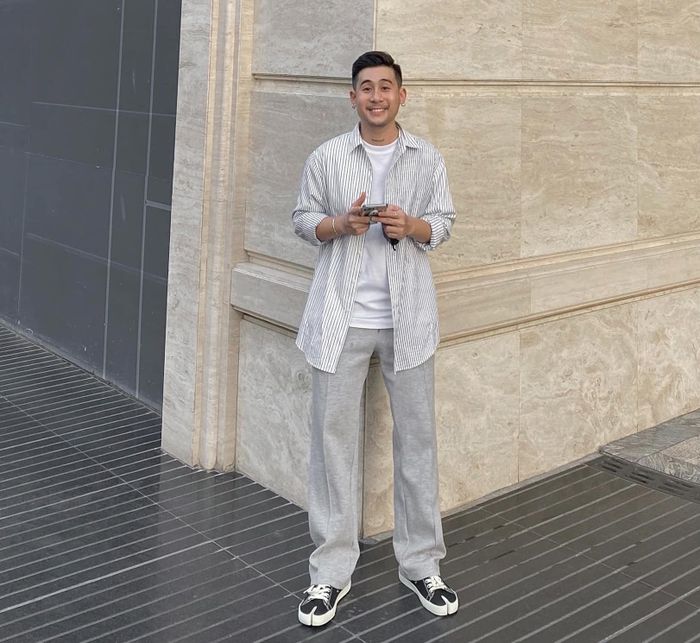  Với người ưa chuộng gu ăn mặc đơn giản có thể học cách phối áo thun trắng đi kèm quần thể thao ống suông. Điểm nhấn đến từ phom dáng sành điệu của đôi sneakers có màu tương phản với tổng thể. Ảnh: FB Lê Hiếu. 