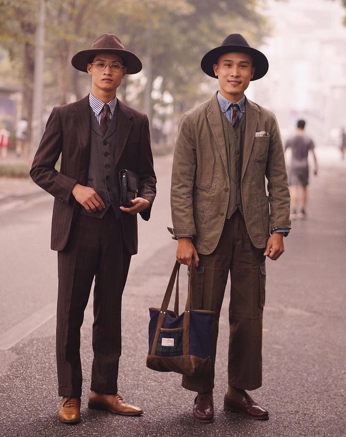  Những ai thích mặc suit chỉn chu có thể học theo cách phối của quý ông châu Âu với trang phục 3 lớp gồm suit jacket, quần tây, áo gile đồng màu. Mũ rộng vành, cà vạt và giày Tây là các món phụ kiện không thể thiếu với người theo đuổi gu ăn mặc lịch lãm. Ảnh: FB Nam Đàm. 