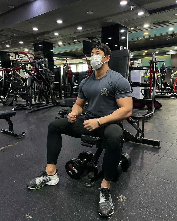 Khi tập gym, Jaehee chuộng mặc những mẫu áo thun, áo tank top và quần thể thao sử dụng chất liệu co giãn, thấm hút tốt. Kiểu dáng trang phục ôm vừa vặn giúp anh tôn hình thể săn chắc, rắn rỏi. Ảnh: @sean_jjy.