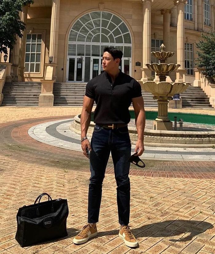 Jaehee mặc áo thun polo, quần jeans và đi giày slip-on, sneakers cổ thấp. Nam CEO dùng thêm một số phụ kiện như túi xách cầm tay đen, đồng hồ, thắt lưng… Theo Men's Health, dù có lịch sử từ lâu, áo thun polo vẫn là món đồ chủ lực trong lĩnh vực thời trang nam. Ngày nay, áo thun polo được cắt mỏng, đổi mới về thiết kế nhằm mặc đẹp hơn khi phối với quần tây, quần jeans kèm giày bệt hay sneakers. Ảnh: @sean_jjy.