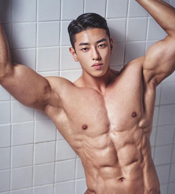 Jaehee Lee là người mẫu thể hình kiêm giám đốc thời trang đến từ xứ kim chi. Anh điều hành một thương hiệu nội địa Hàn Quốc, chuyên kinh doanh thời trang nam. Ngoài các món đồ thông thường như áo blazer, áo thun, quần jeans, nhãn hàng của anh còn cung cấp trang phục thể thao. Bên cạnh công việc lên ý tưởng thiết kế, Jaehee còn trực tiếp làm người mẫu, quảng bá bộ sưu tập và hướng dẫn phối đồ. Ảnh: @sean_jjy.