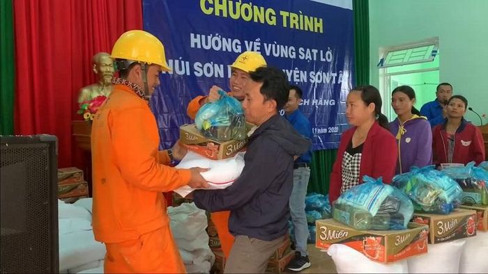  Các đoàn từ thiện tặng quà cho người dân Ra Pân.
