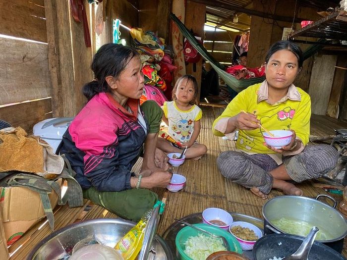  Bữa cơm trưa muộn của người dân vùng núi lở.