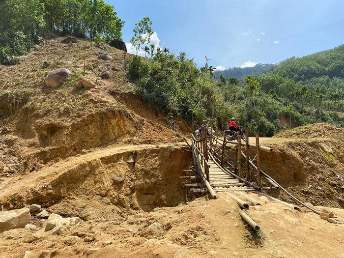 Con đường bị tàn phá nặng nề sau vụ sạt lở.