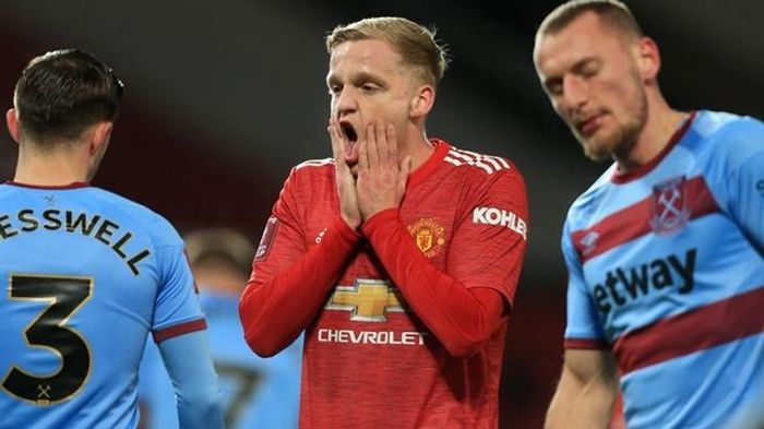 Van de Beek hoàn toàn mờ nhạt trước West Ham
