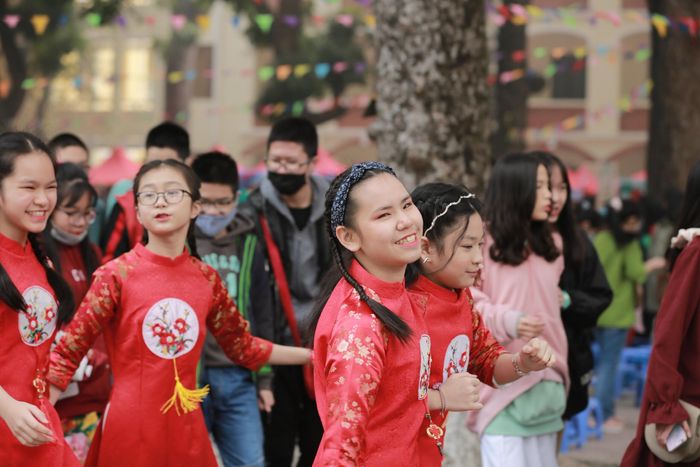  Niềm vui trong ánh mắt và nụ cười của các em học sinh khi tham gia lễ hội.