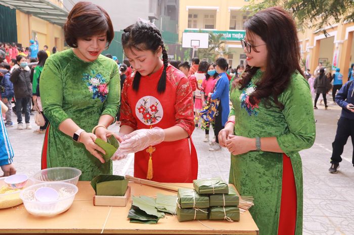  Cô và trò cùng gói bánh chưng để tặng các bạn có hoàn cảnh khó khăn.