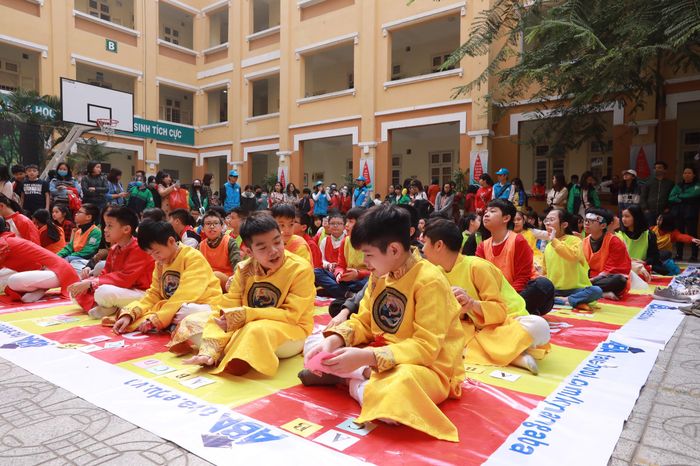 Đọ sức trong phần thi Rung chuông vàng-Đấu trường trí tuệ với những câu hỏi thú vị về truyền thống đón Tết nguyên đán của Việt Nam.