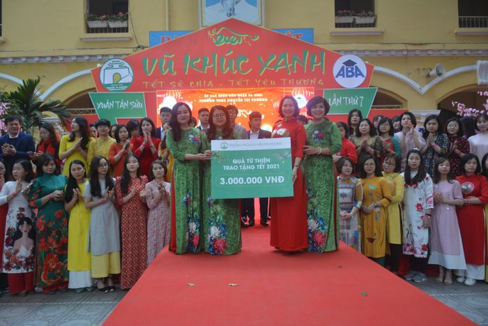 Những phần quà ý nghĩa từ chương trình được gửi đến các bạn nhỏ có hoàn cảnh khó khăn trên địa bàn Hà Nội.
