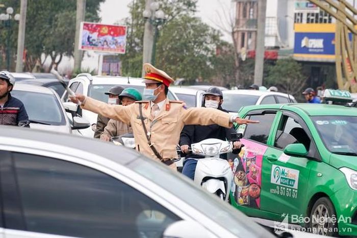 Chủ động phương án, tại các ngã ba, ngã tư, lực lượng CSGT - trật tự... đều được bố trí cắm chốt để điều tiết.