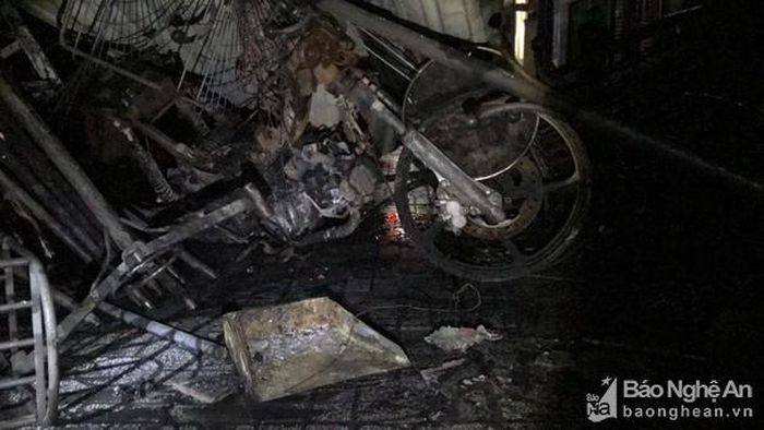 Xe máy và tài sản bị thiêu rụi. Ảnh: Văn Lăng