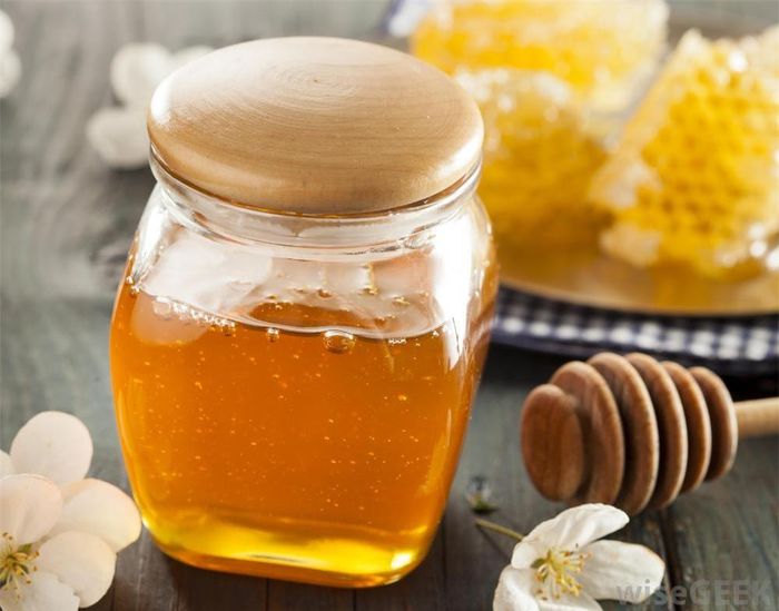 Bảo quản mật ong trong những chiếc lọ thủy tinh đậy kín nắp.