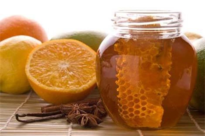Mật ong nguyên chất chứa nhiều chất dinh dưỡng có hương vị tự nhiên.