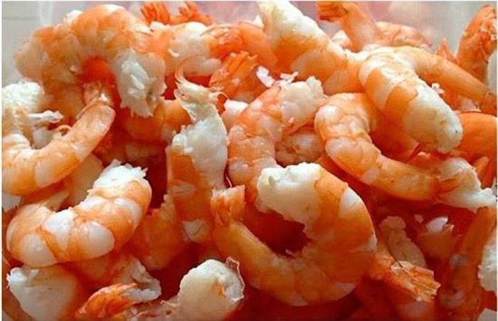 Bóc vỏ, đầu chân, lấy mình phần thịt tôm
