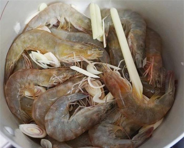 Tôm sửa sạch, hấp chín với sả cho thơm.