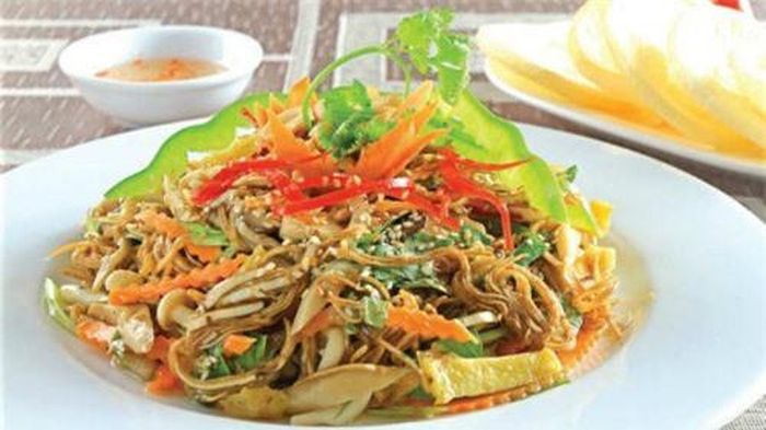 Món nộm hoa chuối thịt gà ngon mà không ngán.