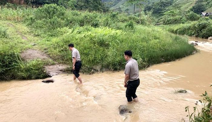 Cán bộ Chi cục THADS Võ Nhai đi xác minh điều kiện thi hành án tại xóm Xuyên Sơn, xã Thần Sa.