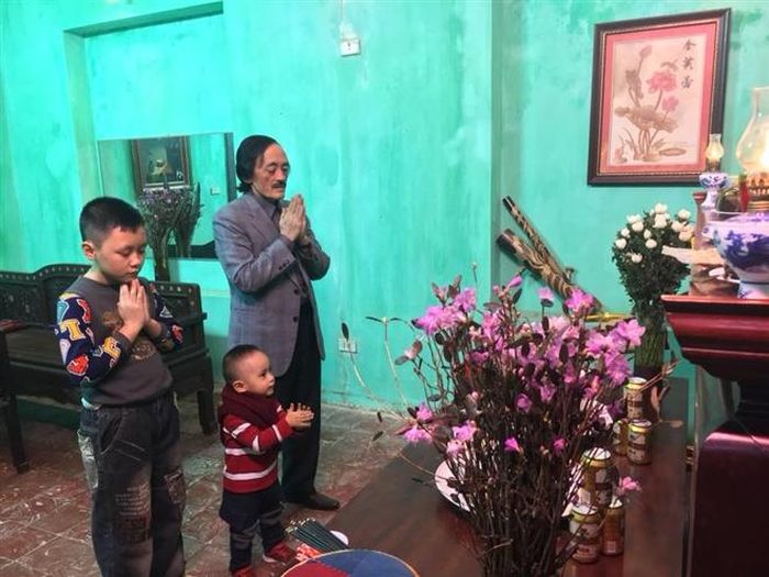 Giang Còi cùng con trai thứ 3 và cháu nội thắp hương tưởng nhớ tổ tiên trong ngày Tết. Anh tâm sự: "Ai chê tôi quê mùa, tôi chịu nhưng vào ngày 30 Tết, tôi vẫn thường mang bánh chưng tới dâng lên bàn thờ tổ tiên ở nhà mẹ đẻ, sau đó dâng lễ ở nhà các bậc chú bác trong họ, các thày cô và tặng anh em bạn bè thân thiết". Anh không nhận show ngày Tết vì: "Tôi là chủ gia đình. Tới khoảnh khắc tiễn năm cũ, đón năm mới, các con mong cha, cháu mong ông, lẽ nào mình lại không ở nhà? Tối 30, tôi thường cùng các con chuẩn bị lễ cúng giao thừa. Sau đó, tôi tới chùa thắp hương, xin lộc rồi trở về xông nhà, mừng tuổi các con. Cả nhà sẽ quây quần bên mâm cỗ, cùng nhau xem tivi".