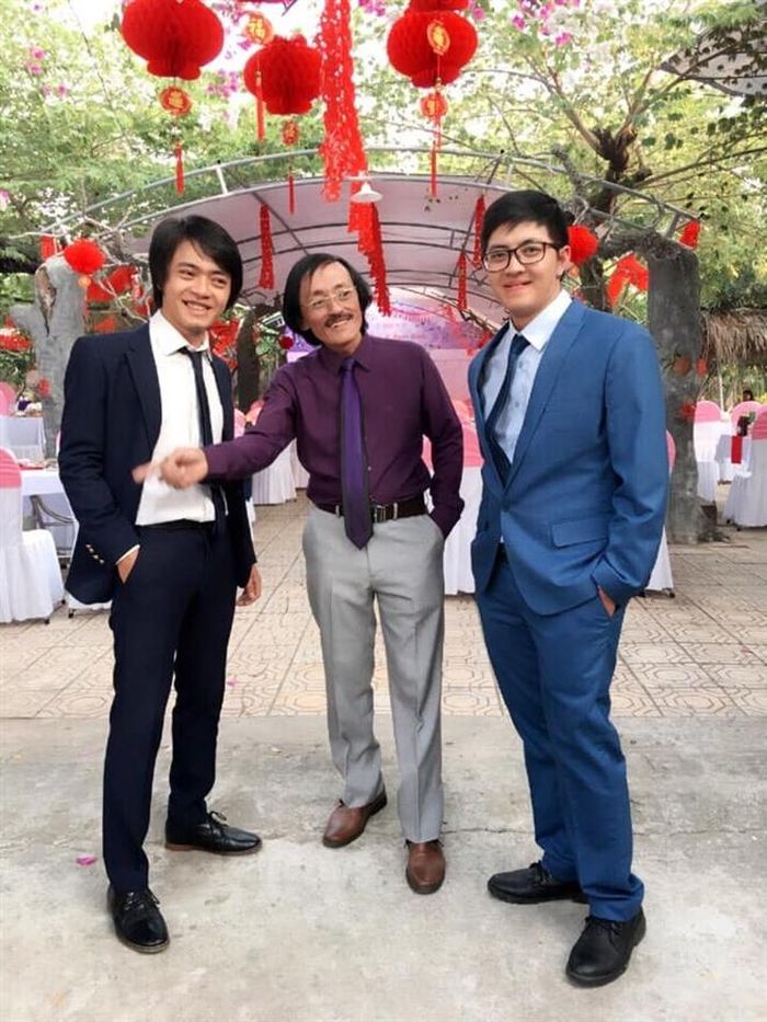 Hai người con trai lớn của Giang Còi đã lập gia đình. Con trai lớn nhất của anh hiện là đạo diễn trẻ tài năng. Nghệ sĩ Giang Còi đã lên chức ông nội vài năm trước.