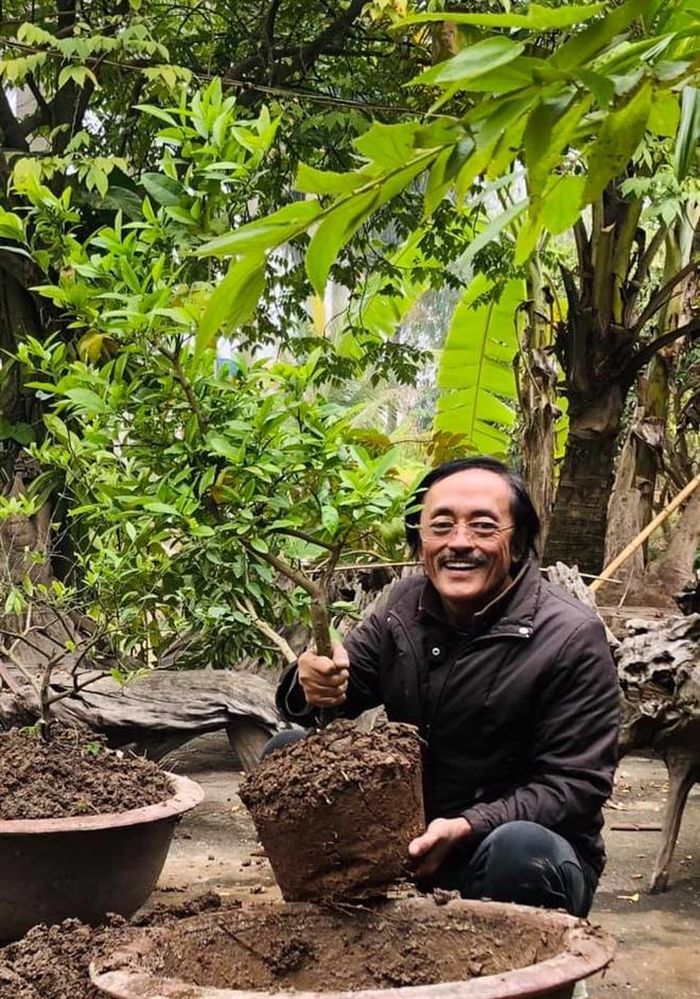 Là trai thành phố nhưng Giang Còi lại rất thích những công việc nhà nông. Anh đang sở hữu cơ ngơi rộng 10.000 m2 ở Hà Nội. Giang Còi tiết lộ với phóng viên VTC News, anh phải bán chiếc xe máy đang đi để mua nó, lúc đó mảnh đất còn ngập nước, chẳng có đường vào nên mua xong cũng để không. Anh và hai con sống trong căn nhà nhỏ ở Hồ Tây. Khi các con đến tuổi teen, anh lại hay phải đi diễn xa, sợ các con bị cái xấu cám dỗ, Giang Còi mới quyết định về sống ở ngoại thành.