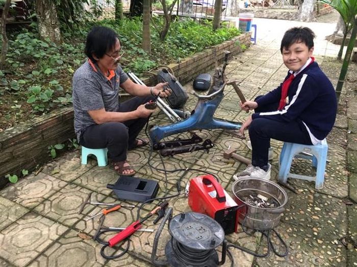 Sau khi chuyển về sống ở ngoại thành, Giang Còi kết hôn với một phụ nữ kém anh 25 tuổi, nhưng mối quan hệ này cũng không dài. "Cuộc sống ở ngoại thành không ồn ào, náo nhiệt, cô ấy không thích. Lúc đầu chỉ là không hài lòng những việc nhỏ nhặt nhưng theo thời gian, nó tích tụ lại khiến cô ấy không chịu đựng được. Tôi còn nhớ, có lúc cô ấy đứng giữa vườn, gào lên: 'Trời ơi, tưởng lấy nghệ sĩ nổi tiếng được đi đây đi đó, đến những nơi sang trọng, ai ngờ sống còn khổ hơn cả bà nông dân'. Tính tôi không thích phù phiếm nên đã cố tình chọn bạn đời có chất nông dân. Tôi lấy vợ ở cái tỉnh nghèo nhất đất nước, vậy mà người ta vẫn không chịu được" - nam diễn viên tâm sự. Hiện tại, anh sống cùng hai con nhỏ, gồm một trai, một gái. 