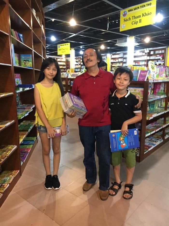 Nam diễn viên đưa con đi mua sách giáo khoa.