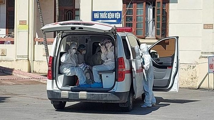 Đội xét nghiệm của BV Dã chiến số 1 lên đường lấy mẫu bệnh phẩm