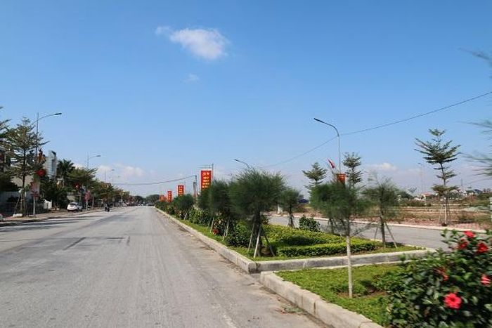 Sáng 29 tháng Chạp, những con phố tại Chí Linh ngập tràn sắc cờ hoa nhưng lại vắng bóng người do quy định giãn cách xã hội.