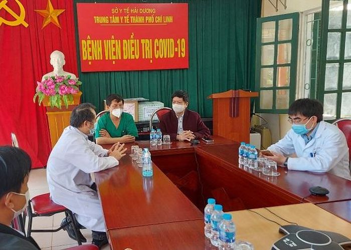 Th.S.BS Nguyễn Trọng Khoa, Phó trưởng Đoàn công tác phòng chống dịch của Bộ Y tế tại Hải Dương làm việc với các bác sĩ của BV Nhiệt đới TW và BV Dã chiến số 1