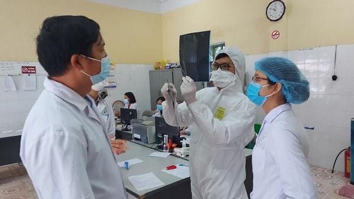 Thầy thuốc của Phòng khám đa khoa Thái Học thuộc TTYT TP Chí Linh xem phim X-quang của bệnh nhân. Từ khi đi vào hoạt động trung bình phòng khám tiếp nhận từ 20-30 người bệnh đến khám. Việc khám, chữa bệnh của nhân dân TP Chí Linh được đảm bảo thường xuyên, liên tục không bị gián đoạn bởi COVID-19.