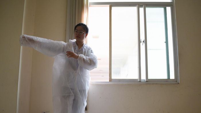 Quê tôi ở Hưng Yên, học đại học xa nhà đã 4 năm nay. Giờ đi chống dịch, tôi cũng không quá lạ lẫm vì bản thân đã tự lập. Buổi sáng hôm nay, chúng tôi sẽ thực hiện kiểm tra thân nhiệt của hơn 600 F1 tại khu. Trước khi bắt đầu công việc, tôi mặc bảo hộ đầy đủ.