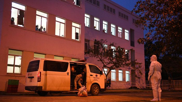 18h, xe cứu thương hú còi để vào khu cách ly. Chú Oanh trong bộ đồ bảo hộ kín mít cất tiếng chào chúng tôi. Mấy chú cháu đứng cách xa nhau, chỉ kịp nói lớn để hỏi chú đã ăn cơm chưa. Chú Oanh làm việc tại Bệnh diện dã chiến 1, là người đưa đón các ca F0. Chú hay nói vui: “Chú cháu mình quý mến nhau thật, nhưng chú chả mong gặp mấy đứa”.