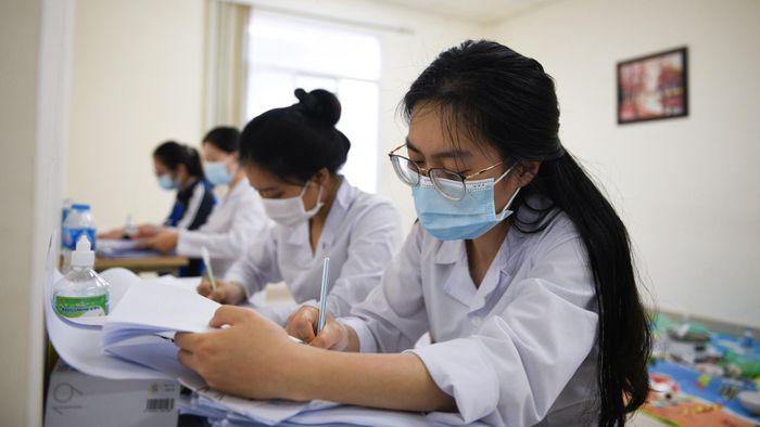 Tôi và 3 bạn cùng lớp: Điệp, Ngân và Hường được phân công trực tại trường Trung cấp nghề Việt Nam - Canada - điểm cách ly F1 lớn nhất tại thành phố Chí Linh.