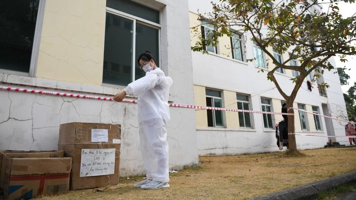 Kiểm tra thân nhiệt xong cho từng người, tôi lột bỏ đồ bảo hộ. Việc mặc và cởi đồ bảo hộ đều phải tuân thủ theo đúng quy trình.