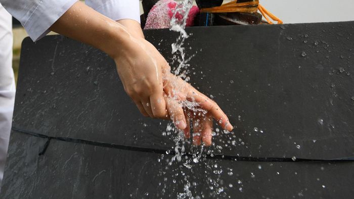 Dù đã sử dụng dung dịch sát khuẩn, tôi vẫn cẩn thận rửa lại tay bằng xà bông để giảm thiểu khả năng lây nhiễm do tiếp xúc.