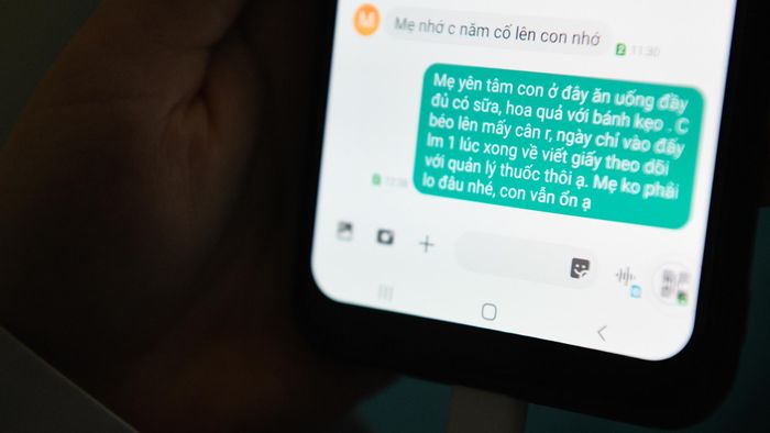 Chuyến xe của chú Oanh rời đi, tôi trở về phòng, lòng có phần nặng trĩu. Tôi mở lại phần tin nhắn buổi trưa mẹ gửi. Mẹ nói nhớ tôi nhiều lắm. Tôi quyết định gọi cho mẹ để hỏi thăm tình hình sắm sửa ngày tết.