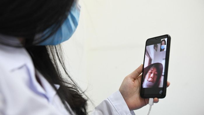 Tôi vẫn nói với mẹ rằng trong này mọi thứ đều ổn. Thỉnh thoảng mẹ lại hỏi: “Khi nào con về”. Đột nhiên tôi thấy nhớ nhà, không kìm được nước mắt, tôi kéo cao khẩu trang để mẹ không nhìn thấy rồi đáp: “Dạ sắp rồi, hết dịch con sẽ về mẹ nhé”.